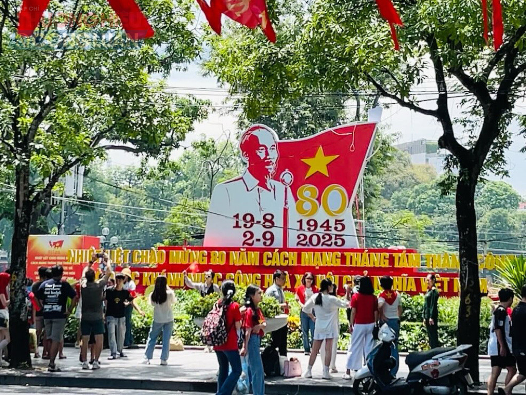 Cùng với hàng loạt hoạt động văn hóa, nghệ thuật, diễu binh, diễu hành và trang hoàng đường phố, hình ảnh tòa Hàm Cá Mập rực rỡ cờ đỏ sao vàng đã góp phần tạo nên không khí náo nức, sôi động, lan tỏa niềm tự hào trong những ngày lễ trọng đại của đất nước.