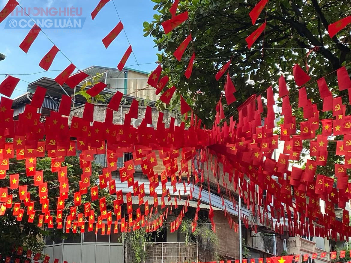 Sắc đỏ cờ hoa cùng âm nhạc từ loa truyền thanh vang lên khắp phố phường, trở thành điểm nhấn văn hóa đặc biệt trong dịp đại lễ