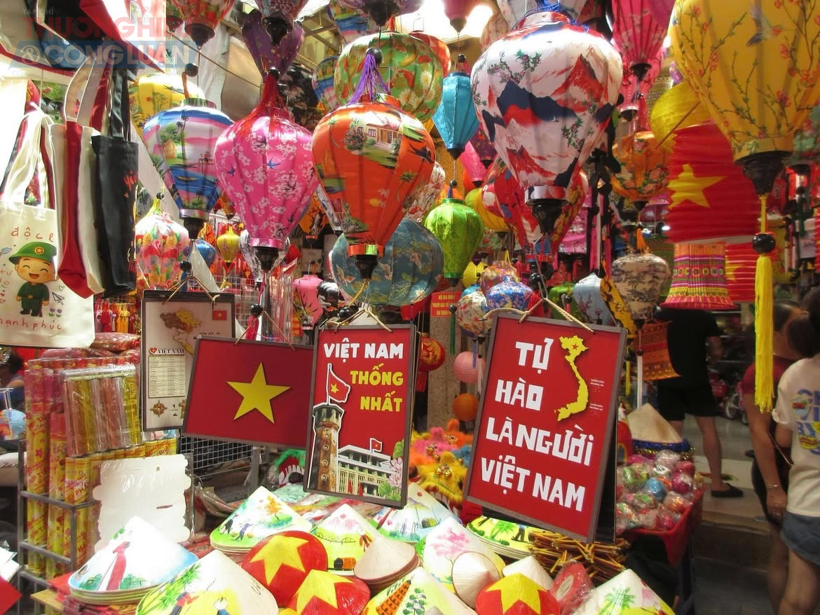 Hàng Mã trở thành điểm chụp ảnh lý tưởng với khung hình cận cảnh, nền là vô vàn đồ lưu niệm, trang trí cho dịp 80 năm Quốc khánh, tông màu chủ yếu là đỏ và vàng. Du khách có thể tới đây vừa chụp ảnh, vừa mua được nhiều sản phẩm ý nghĩa.