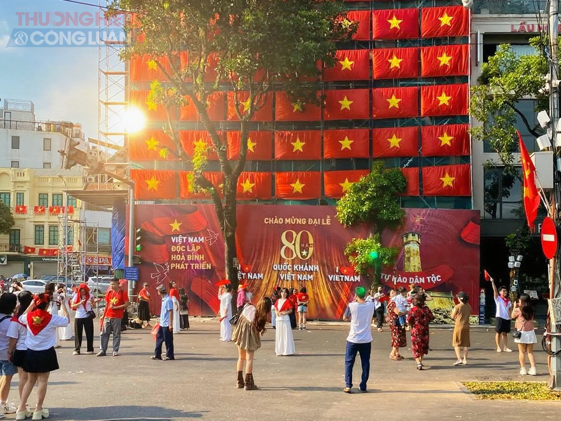 Rực rỡ quốc kỳ trên tòa nhà cạnh “Hàm Cá Mập” là điểm hút khách check-in Quốc khánh 2/9