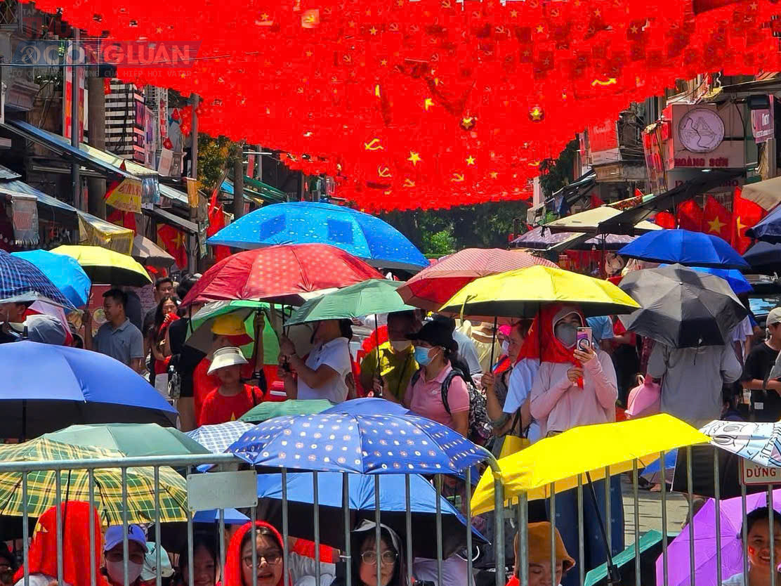 Có mặt từ khá sớm, cô Trần Lan (Cầu Giấy) cho hay: “Dù thời tiết nắng nóng chúng tôi cũng không ngại đứng chờ hàng giờ để được tận mắt chứng kiến không khí trang nghiêm, hào hùng của buổi tổng hợp luyện duyệt diễu binh. Để chuẩn bị cho buổi xem tổng hợp luyện diễu binh hôm nay, tôi và các bạn đã lên kế hoạch từ tuần trước.