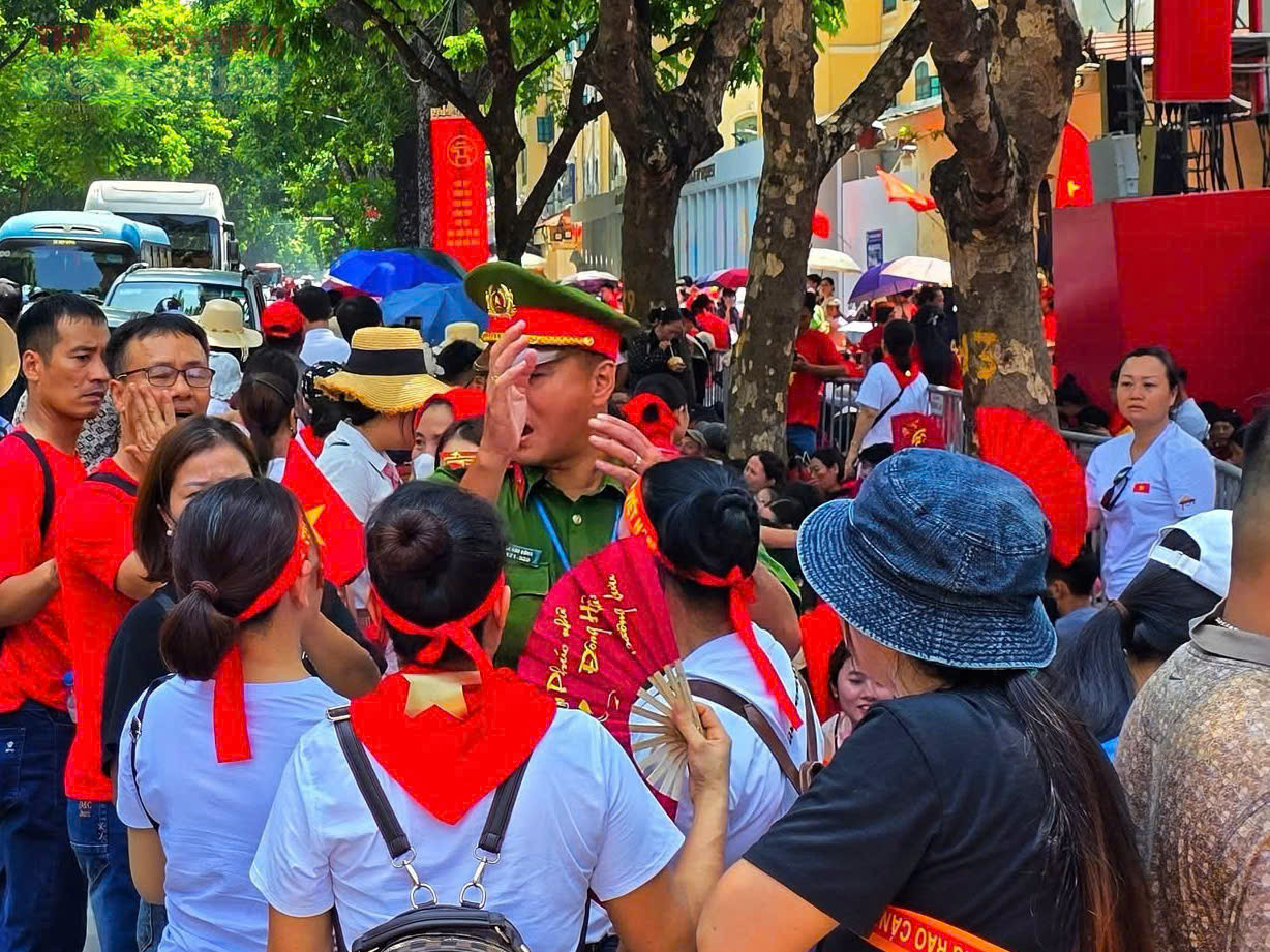 Để đảm bảo an toàn, các lực lượng chức năng đã bố trí phương án phân luồng, cấm đường một số tuyến trọng điểm từ 17h. Đồng thời, nhiều chốt trực được lập tại các điểm đông người, hướng dẫn và nhắc nhở người dân tuân thủ quy định.