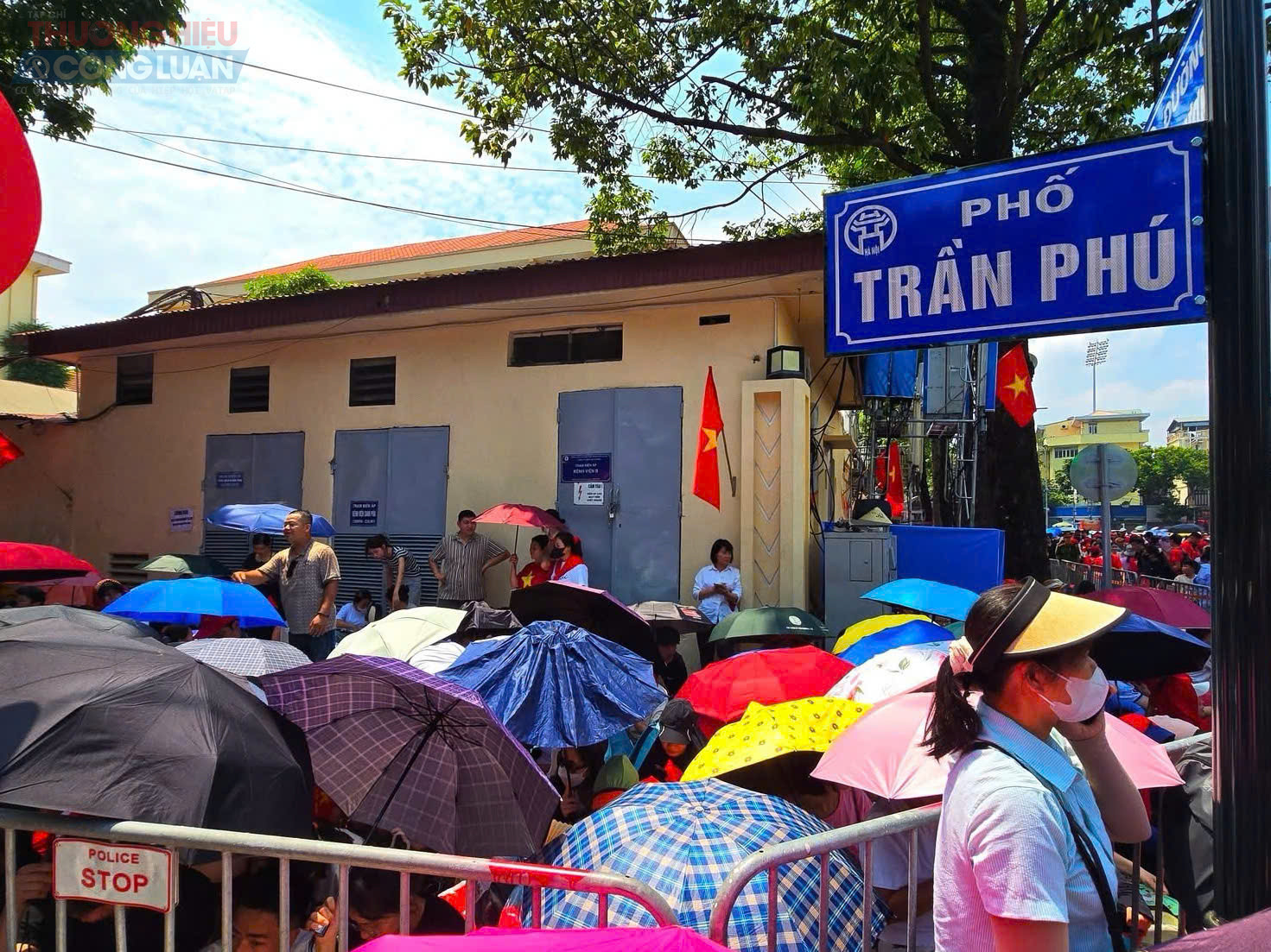 Theo ghi nhận của phóng viên Tạp chí Thương hiệu & Công luận trên phố Trần Phú và một số tuyến phố lân cận, dòng người ngồi chật kín trên các vỉa hè để chờ xem tổng hợp luyện diễu binh.