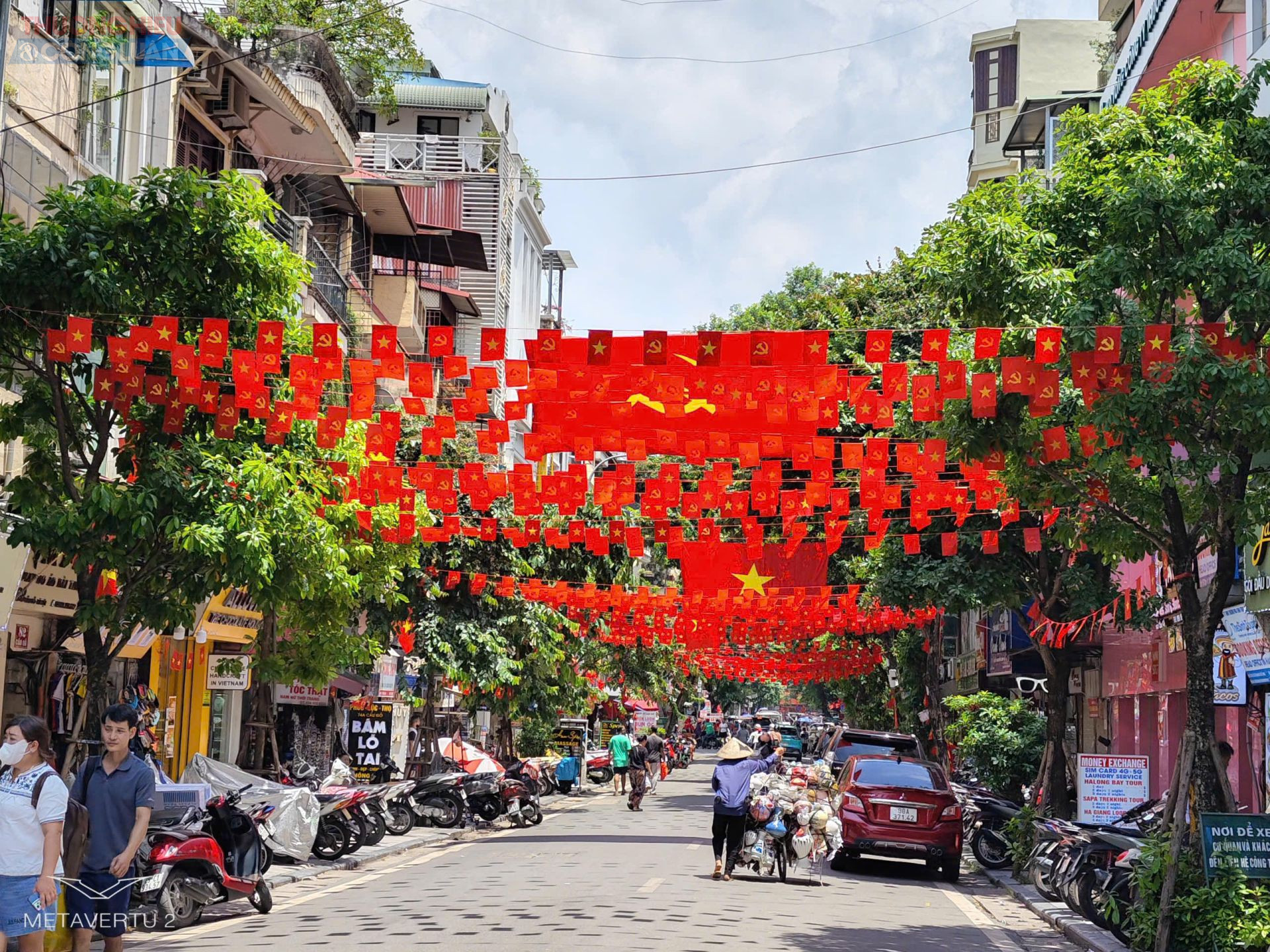 Nhiều tuyến phố trung tâm Hà Nội cũng được trang hoàng rực rỡ. Hệ thống pano, áp phích, băng rôn, cờ hoa được treo khắp các trục đường lớn, tạo nên bầu không khí trang trọng, tươi vui chào mừng ngày Quốc khánh.