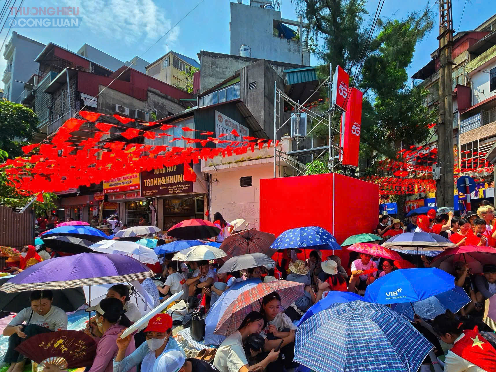 Dòng người ken đặc trên vỉa hè khu vực ngã tư Hùng Vương - Nguyễn Thái Học bất chấp thời tiết nắng nóng.