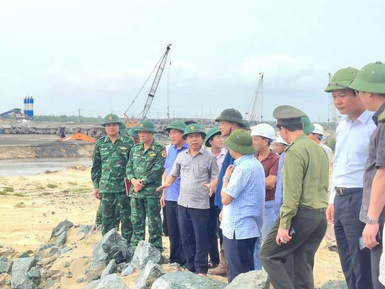 Lãnh đạo tỉnh Quảng Trị kiểm tra thực tế, chỉ đạo công tác ứng phó bão số 5 ở vùng ven biển.