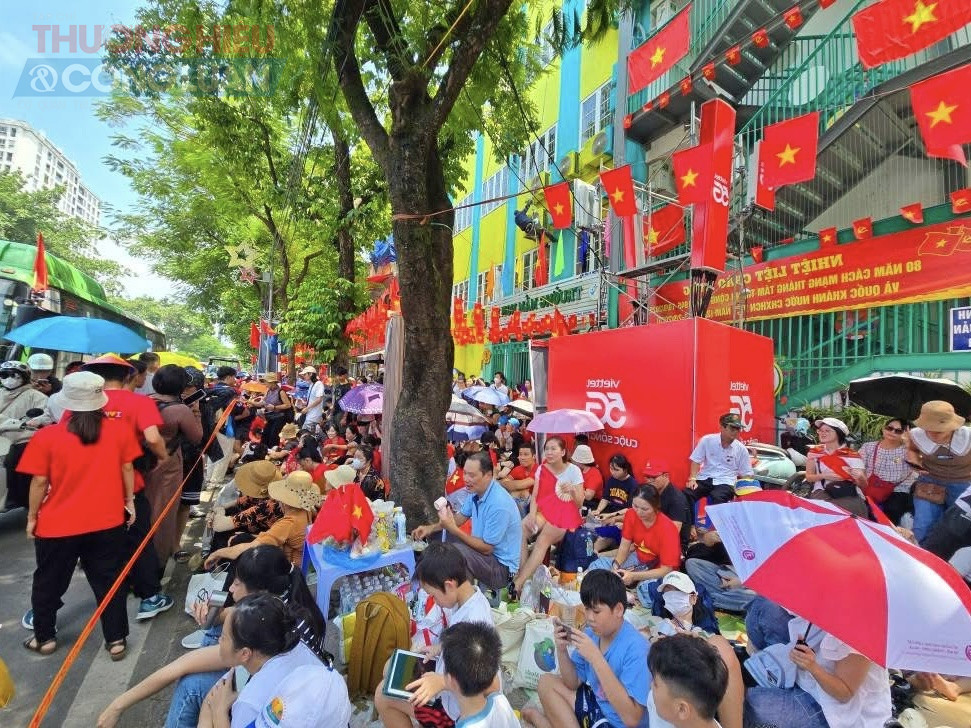 Ngay từ sáng sớm, hàng ngàn người đã xếp hàng chọn chỗ đẹp để xem hợp luyện diễu binh, diễu hành kỷ niệm Quốc khánh 2/9.