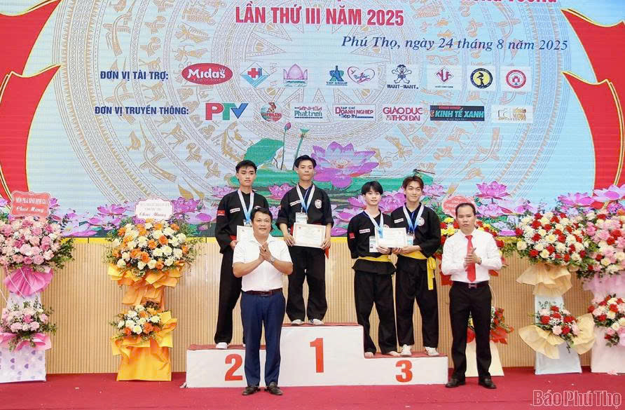 Ban tổ chức trao giải cho các vận động viên có thành tích xuất sắc.