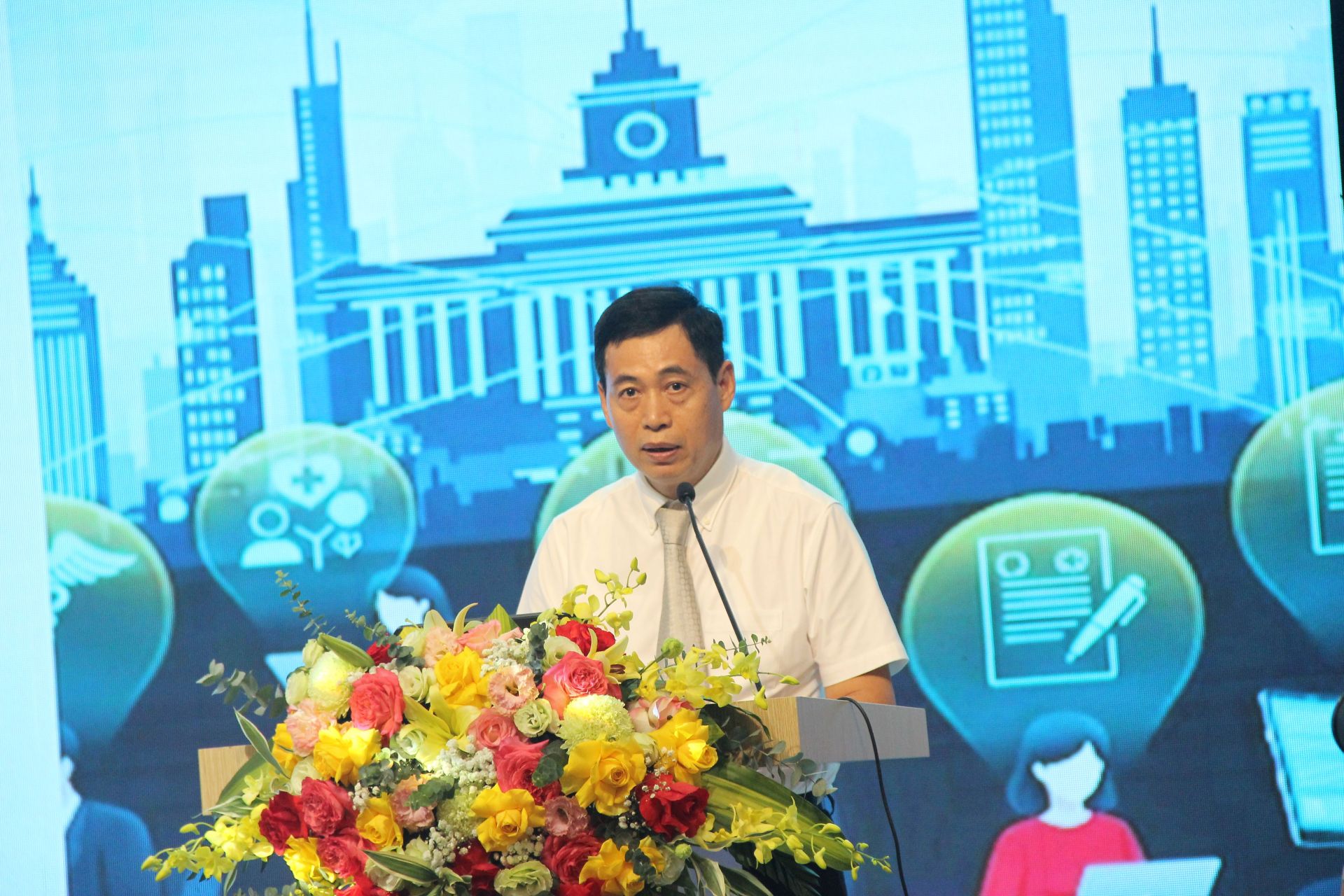 Ông Nguyễn Thành Phúc, Cục trưởng Cục Chuyển đổi số Quốc gia, Bộ Khoa học và Công nghệ phát biểu tham luận tại Hội thảo