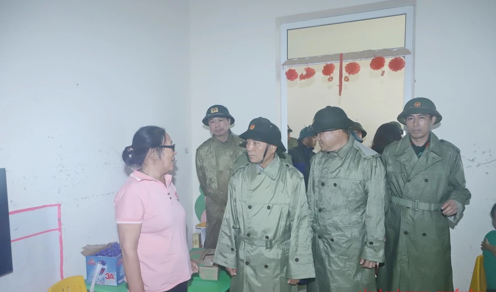 Bí thư Tỉnh ủy Nguyễn Doãn Anh thăm hỏi người dân đang tránh trú bão tại Trường mầm non Quảng Nham.