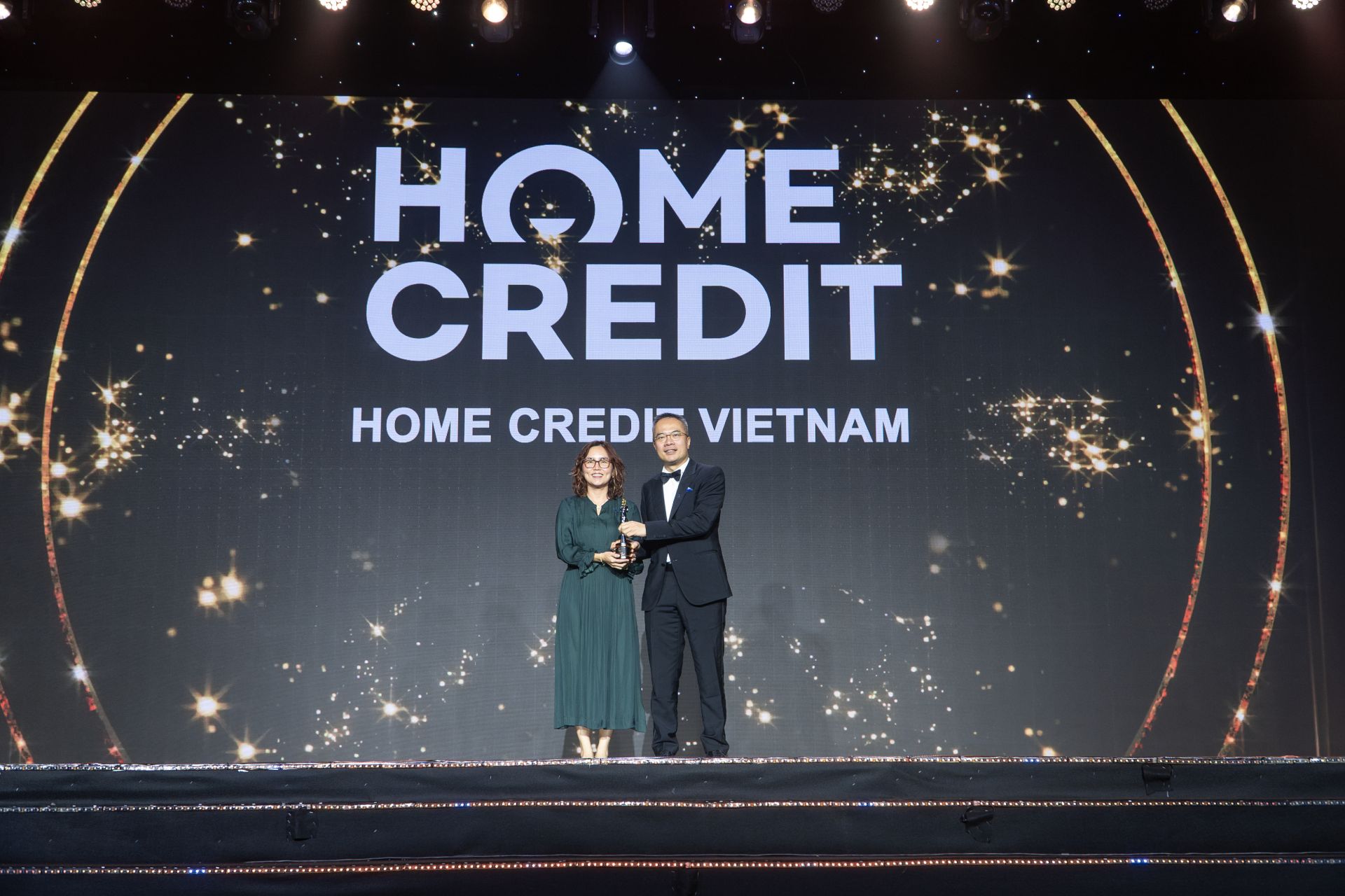 Bà Văn Thị Hồng Hạnh (trái), Giám đốc Nhân sự tại Home Credit Việt Nam vinh dự nhận giải từ HR Asia. Bà Văn Thị Hồng Hạnh (trái), Giám đốc Nhân sự tại Home Credit Việt Nam vinh dự nhận giải từ HR Asia.
