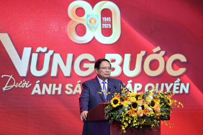 Thủ tướng Chính phủ Phạm Minh Chính bày tỏ vui mừng tới dự lễ kỷ niệm 80 năm và Đại hội thi đua yêu nước ngành Tư pháp trong những ngày tháng Tám lịch sử - Ảnh: VGP/Nhật Bắc