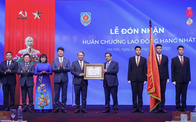 Thủ tướng Phạm Minh Chính trao Huân chương Lao động hạng Nhất tặng Bộ Tư pháp - Ảnh: VGP/Nhật Bắc