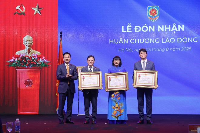 Phó Thủ tướng Lê Thành Long trao Huân chương Lao động hạng Ba tặng các tập thể, cá nhân - Ảnh: VGP/Nhật Bắc