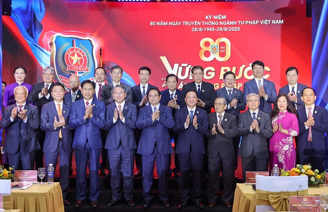 Thủ tướng Phạm Minh Chính chụp ảnh cùng các đại biểu - Ảnh: VGP/Nhật Bắc