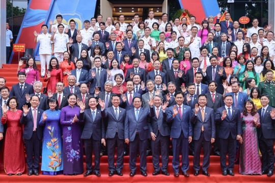 Thủ tướng Phạm Minh Chính chụp ảnh lưu niệm cùng các đại biểu - Ảnh: VGP/Nhật Bắc