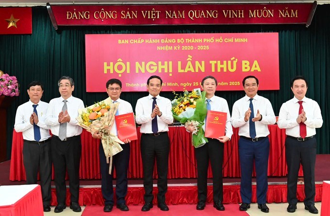 Bí thư Thành ủy TP. HCM Trần Lưu Quang cùng các Phó Bí thư trao quyết định và tặng hoa chúc mừng ông Nguyễn Mạnh Cường, ông Dương Anh Đức