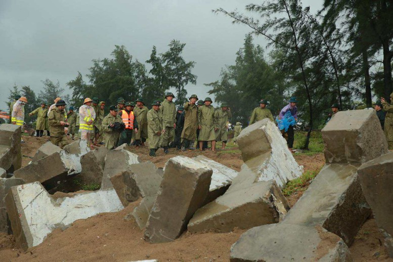 Phó Thủ tướng đi thị sát, kiểm tra tuyến đê biển Hội Thống (Hà Tĩnh) - Ảnh: VGP/Minh Khôi Phó Thủ tướng đi thị sát, kiểm tra tuyến đê biển Hội Thống (Hà Tĩnh) - Ảnh: VGP/Minh Khôi