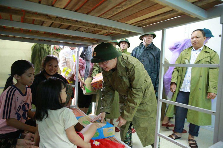 Phó Thủ tướng tặng quà người dân tại điểm sơ tán dân cư tránh bão số 5 - Ảnh: VGP/Minh Khôi Phó Thủ tướng tặng quà người dân tại điểm sơ tán dân cư tránh bão số 5 - Ảnh: VGP/Minh Khôi
