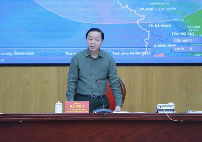 Phó Thủ tướng Trần Hồng Hà họp Ban chỉ đạo tiền phương về ứng phó bão số 5 (bão Kajiki), đặt tại Trung tâm chỉ huy Quân khu 4, kết nối trực tuyến với điểm cầu ban chỉ huy quân sự các tỉnh Thanh Hoá, Nghệ An, Hà Tĩnh, Quảng Trị, TP. Huế, Trung tâm quốc gia Điều hành tìm kiếm cứu nạn, Cục Khí tượng - Thuỷ văn, và một số địa bàn trọng điểm... - Ảnh: VGP/Minh Khôi