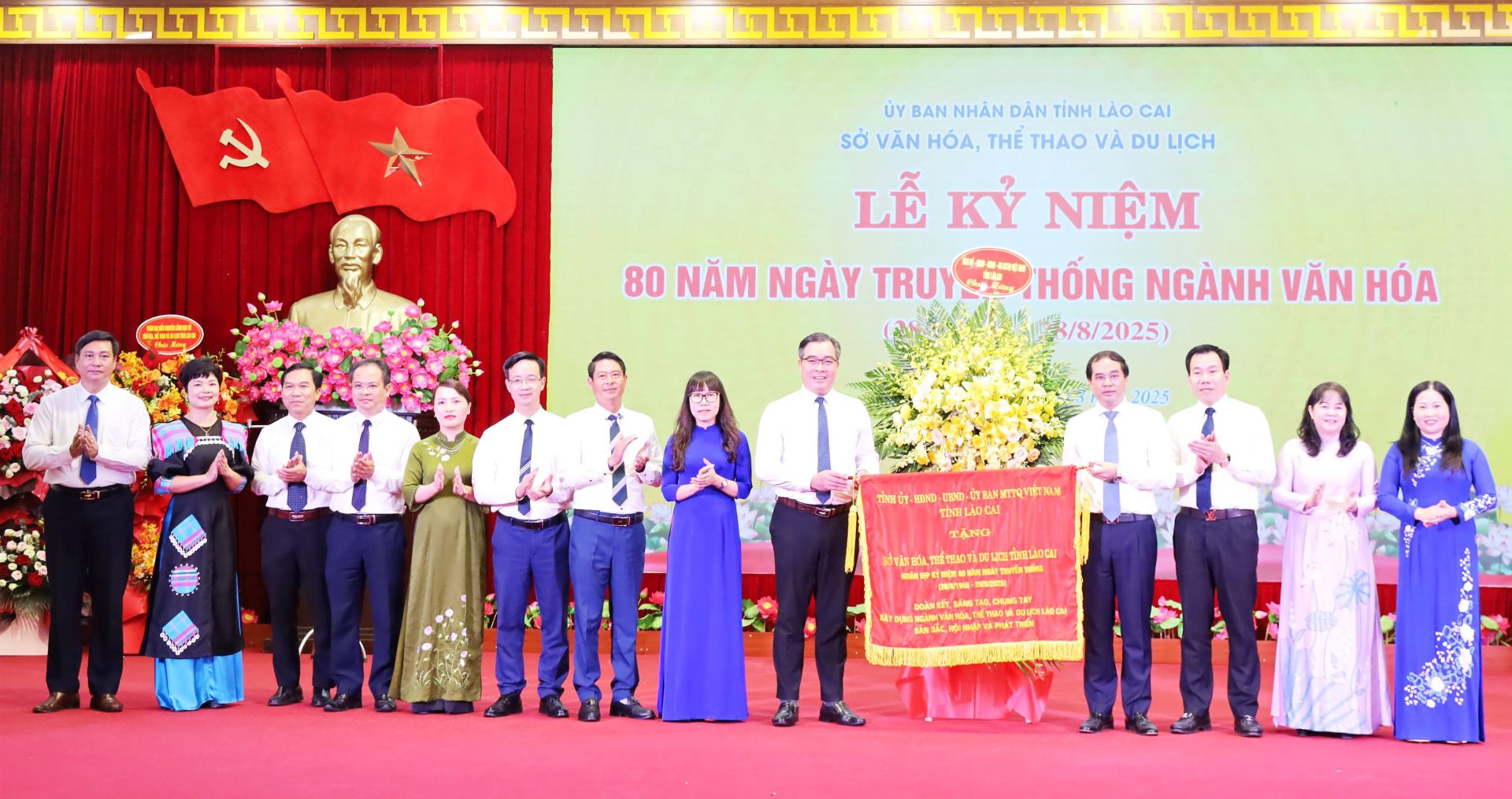 Bí thư Tỉnh ủy, Chủ tịch HĐND tỉnh Lào Cai Trịnh Xuân Trường tặng bức Cờ thêu dòng chữ “Đoàn kết, Sáng tạo, Chung tay xây dựng Ngành Văn hoá, Thể thao và Du lịch Lào Cai bản sắc, hội nhập và phát triển” cho Sở Văn hóa, Thể thao và Du lịch tỉnh.