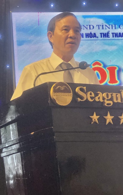 Ông Huỳnh Văn Lợi trình bày Báo cáo đề dẫn. Ảnh: VH