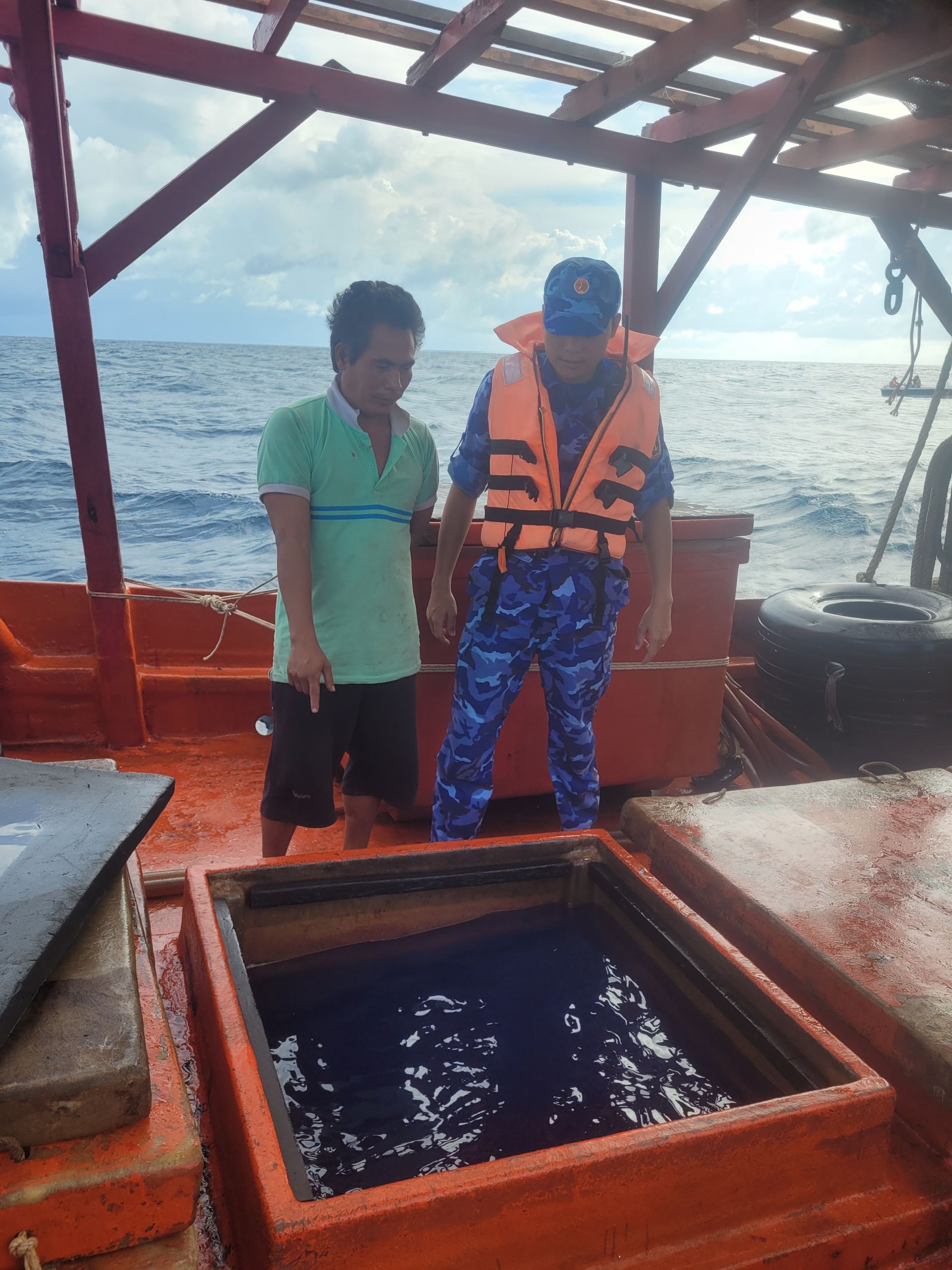 Lực lượng chức năng BTL Vùng Cảnh sát biển 4 kiểm tra hàng hóa trên Tàu KG 90095 TS. Lực lượng chức năng BTL Vùng Cảnh sát biển 4 kiểm tra hàng hóa trên Tàu KG 90095 TS.