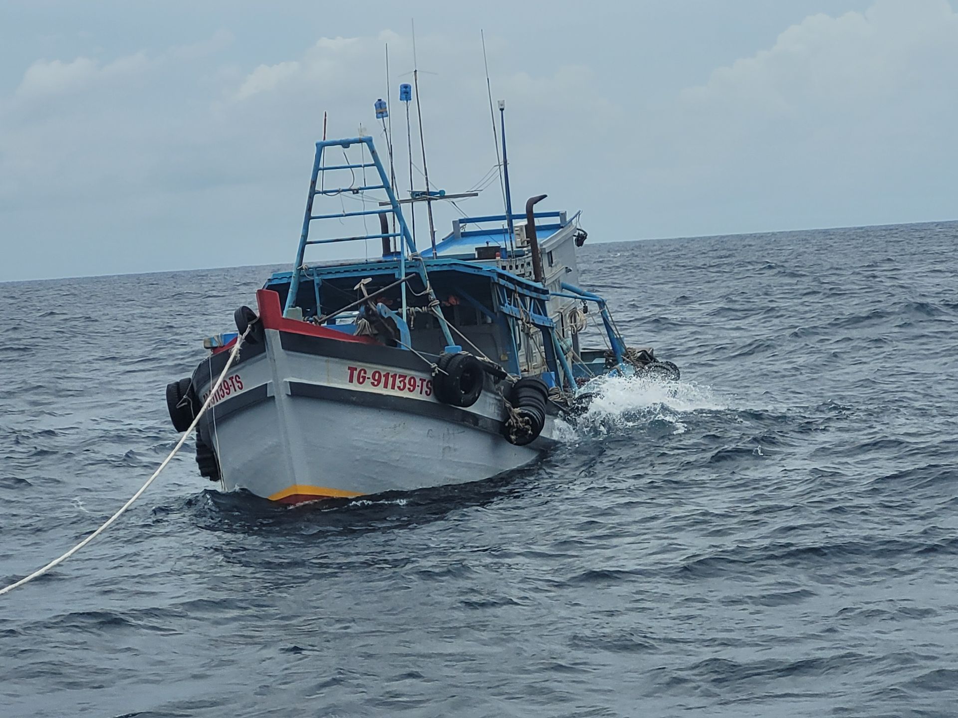 Tàu cá TG 91139 TS trong quá trình dẫn giải.. Tàu cá TG 91139 TS trong quá trình dẫn giải..