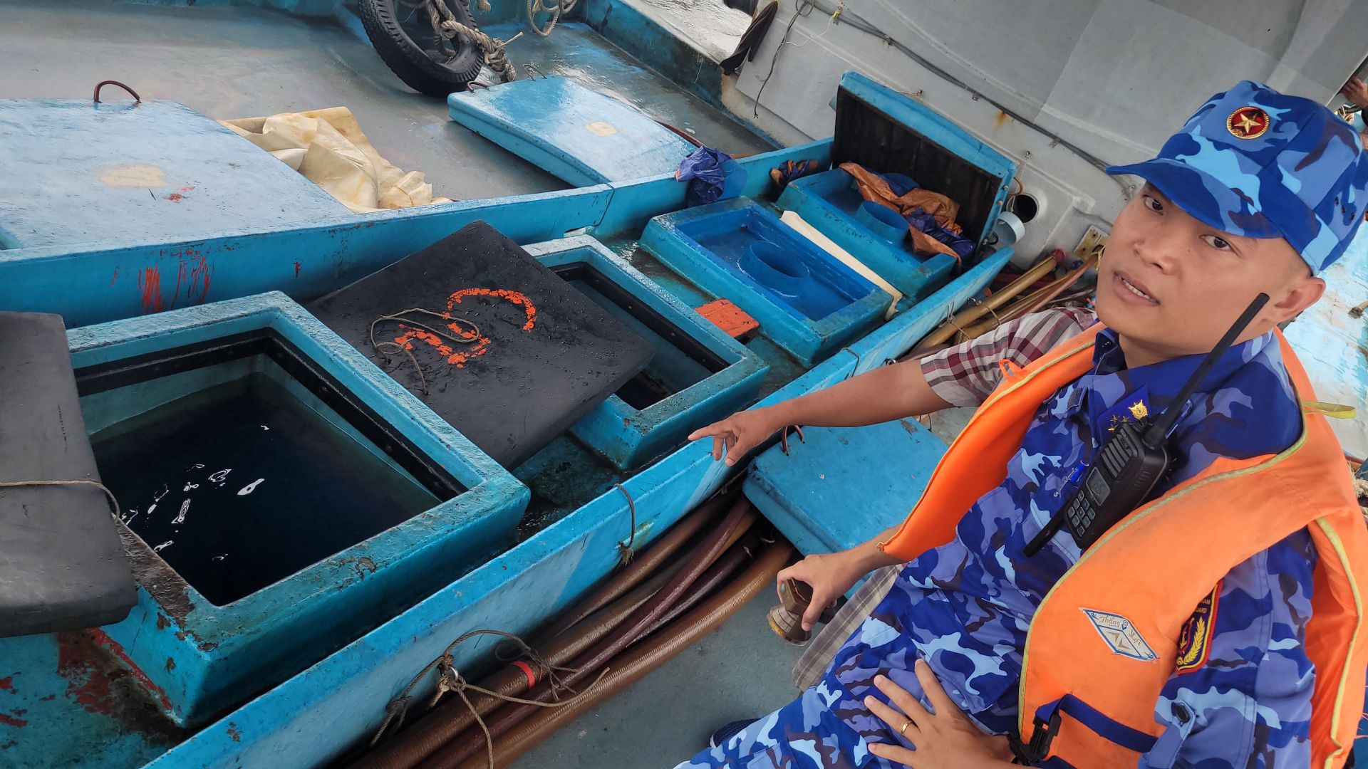 Lực lượng chức năng BTL Vùng Cảnh sát biển 4 kiểm tra hàng hóa trên Tàu TG 91139 TS. Lực lượng chức năng BTL Vùng Cảnh sát biển 4 kiểm tra hàng hóa trên Tàu TG 91139 TS.