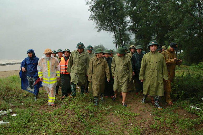 Phó Thủ tướng đi thị sát, kiểm tra tuyến đê biển Hội Thống (Hà Tĩnh) - Ảnh: VGP/Minh Khôi Phó Thủ tướng đi thị sát, kiểm tra tuyến đê biển Hội Thống (Hà Tĩnh) - Ảnh: VGP/Minh Khôi