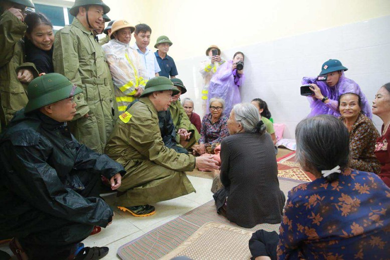 Phó Thủ tướng Trần Hồng Hà thăm hỏi, động viên người dân điểm sơ tán dân cư tránh bão số 5 tại trường tiểu học Đan Trường, xã Đan Hải, Hà Tĩnh - Ảnh: VGP/Minh Khôi Phó Thủ tướng Trần Hồng Hà thăm hỏi, động viên người dân điểm sơ tán dân cư tránh bão số 5 tại trường tiểu học Đan Trường, xã Đan Hải, Hà Tĩnh - Ảnh: VGP/Minh Khôi