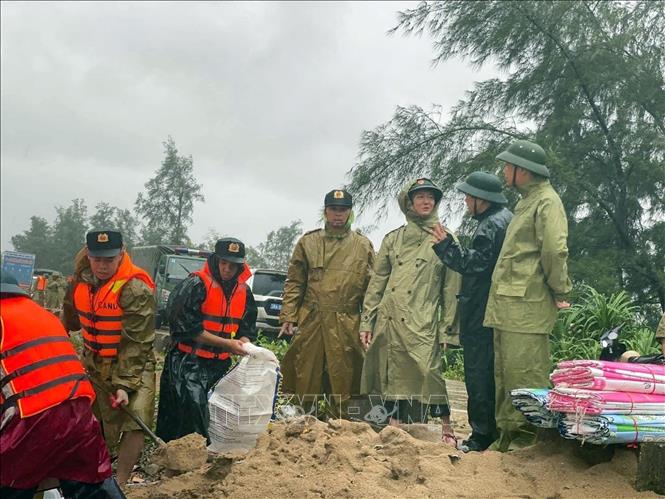 Phó Phó Thủ tướng Chính phủ Trần Hồng Hà cùng đoàn công tác kiểm tra công tác gia cố tuyến đê Hội Thống, xã Đan Hải, tỉnh Hà Tĩnh. Ảnh: TTXVN phát