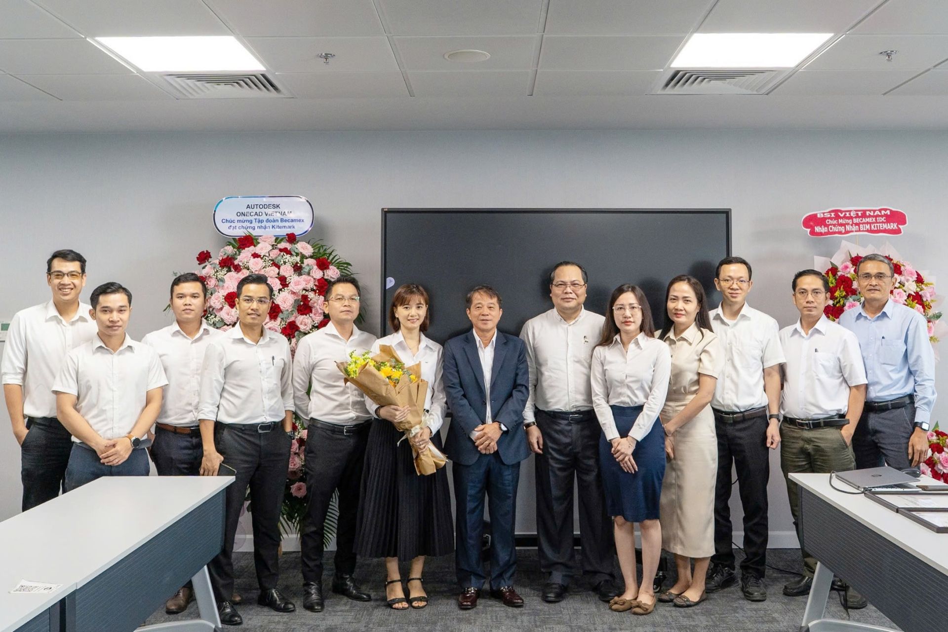 Tập thể lãnh đạo Trung tâm phát triển B.I.M tập đoàn Becamex chụp ảnh lưu niệm cùng đại diện BSI Việt Nam