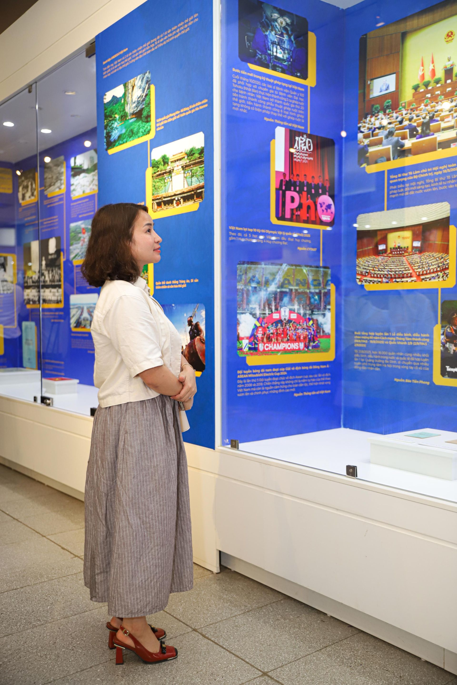 Chiến sĩ, du khách và người dân tham quan, học tập tại trưng bày.