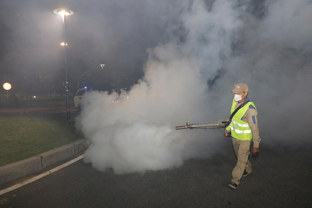 Đội phòng chống dịch cơ động CDC Hà Nội phun phòng chống dịch tại Công viên Việt Hưng. Ảnh: Duy Tuân