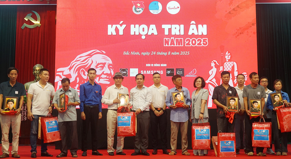 Bắc Ninh: Trao ảnh phục dựng chân dung các Anh hùng liệt sĩ cho thân nhân