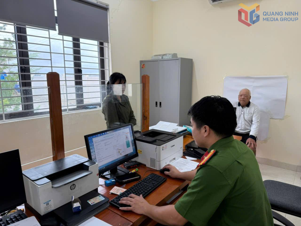 Công an xã Vĩnh Thực triển khai thu nhận hồ sơ cấp đổi thẻ đảng viên. Công an xã Vĩnh Thực triển khai thu nhận hồ sơ cấp đổi thẻ đảng viên.