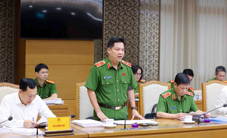 Đại diện Bộ Công an báo cáo tại cuộc họp - Ảnh: VGP/Nguyễn Hoàng