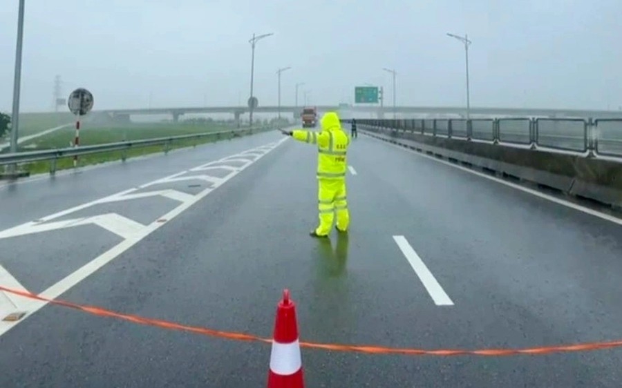 Cấm phương tiện đường bộ đi vào vùng tâm bão từ Thanh Hóa đến Quảng Trị