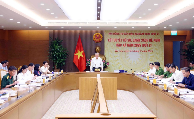 Phó Thủ tướng Thường trực Chính phủ Nguyễn Hòa Bình, Chủ tịch Hội đồng tư vấn đặc xá, chủ trì cuộc họp xét duyệt hồ sơ, danh sách đề nghị đặc xá năm 2025 (đợt 2) - Ảnh: VGP/Nguyễn Hoàng