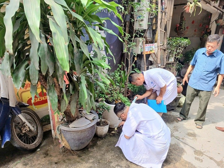 Cán bộ y tế TP. Hà Nội kiểm tra những nơi nước đọng có thể chứa loăng quăng, bọ gậy. Ảnh: Diệu Thương Cán bộ y tế TP. Hà Nội kiểm tra những nơi nước đọng có thể chứa loăng quăng, bọ gậy. Ảnh: Diệu Thương