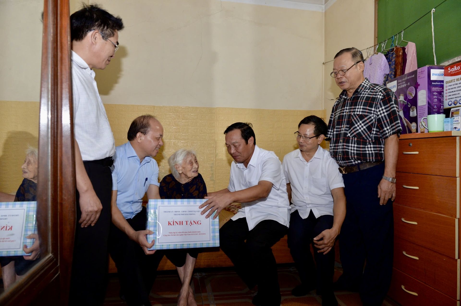 Lãnh đạo TP. Hải Phòng thăm, tặng quà Mẹ Việt Nam Anh hùng nhân Kỷ niệm 80 năm Cách mạng Tháng Tám và Quốc khánh 2/9