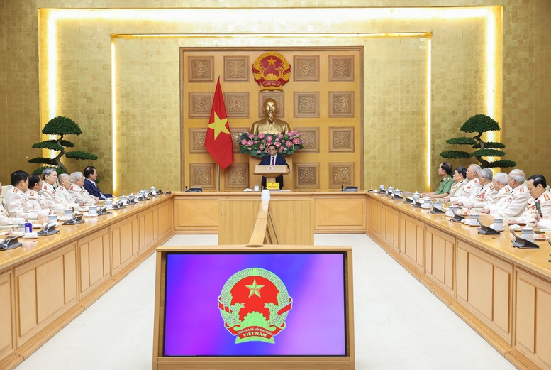 Thủ tướng Phạm Minh Chính bày tỏ xúc động được gặp lại các cán bộ Công an chi viện chiến trường miền Nam - Ảnh: VGP/Nhật Bắc