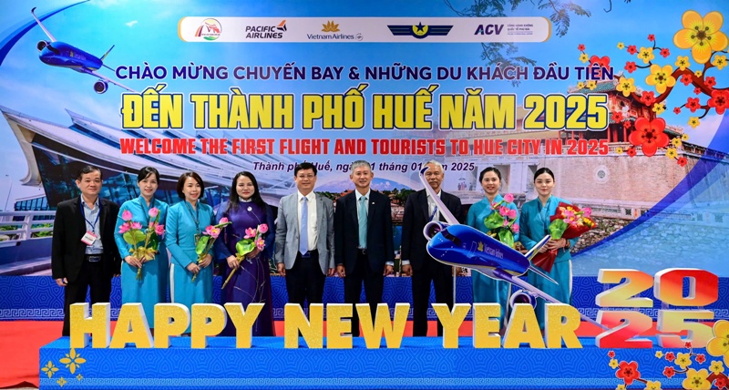 Huế đón khách du lịch đến bằng đường hàng không Huế đón khách du lịch đến bằng đường hàng không