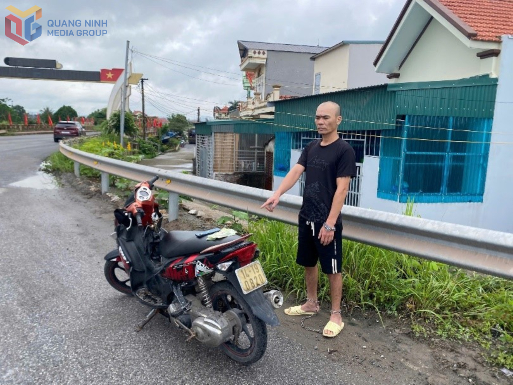 Đối tượng Nguyễn Văn Vang và vật chứng khi bị bắt. Đối tượng Nguyễn Văn Vang và vật chứng khi bị bắt.