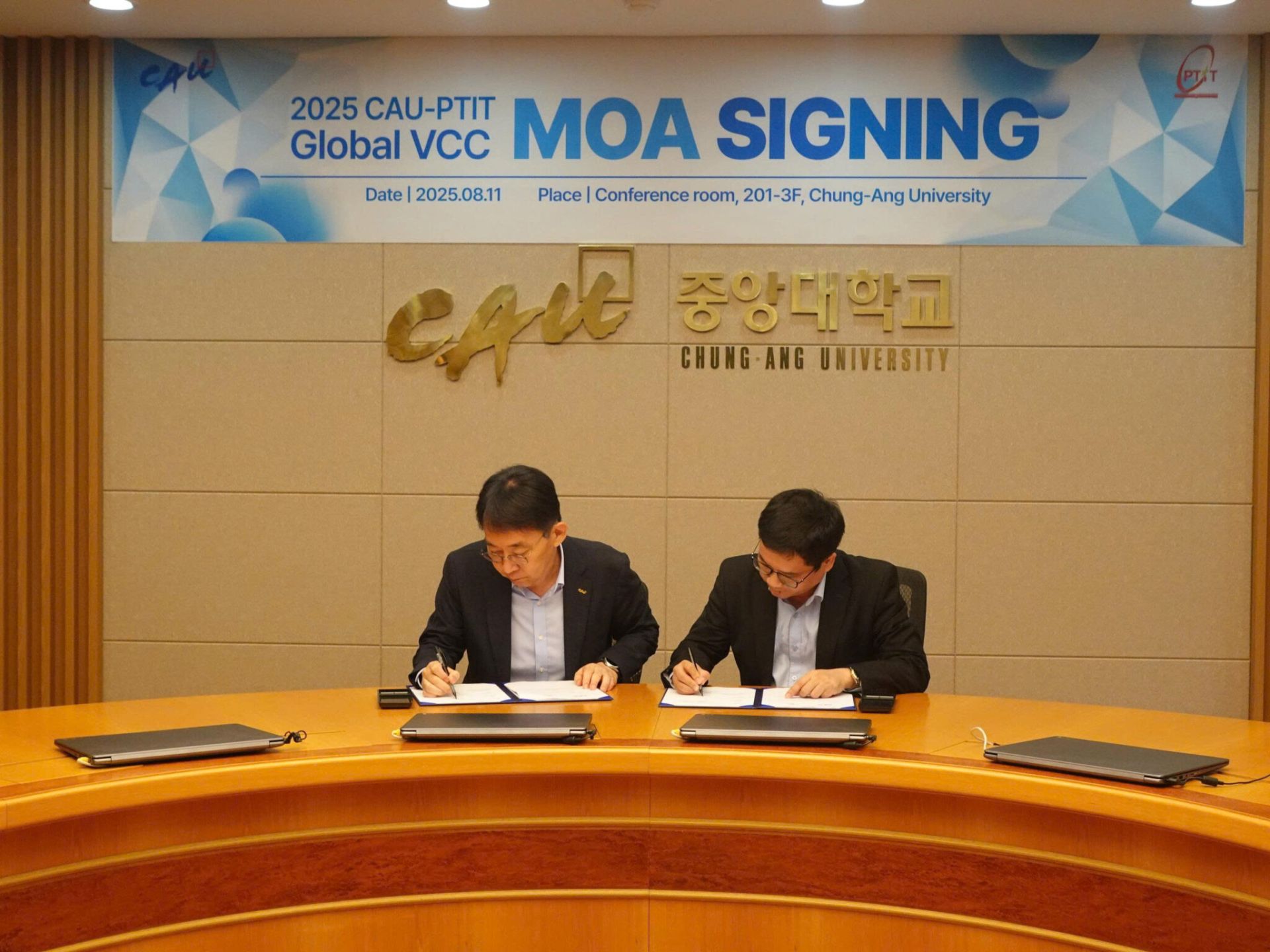 PGS.TS Đặng Hoài Bắc, Giám đốc Học viện Công nghệ Bưu chính Viễn thông và GS.TS Park Sang Gue, Hiệu trưởng Đại học Chung Ang ký thỏa thuận hợp tác