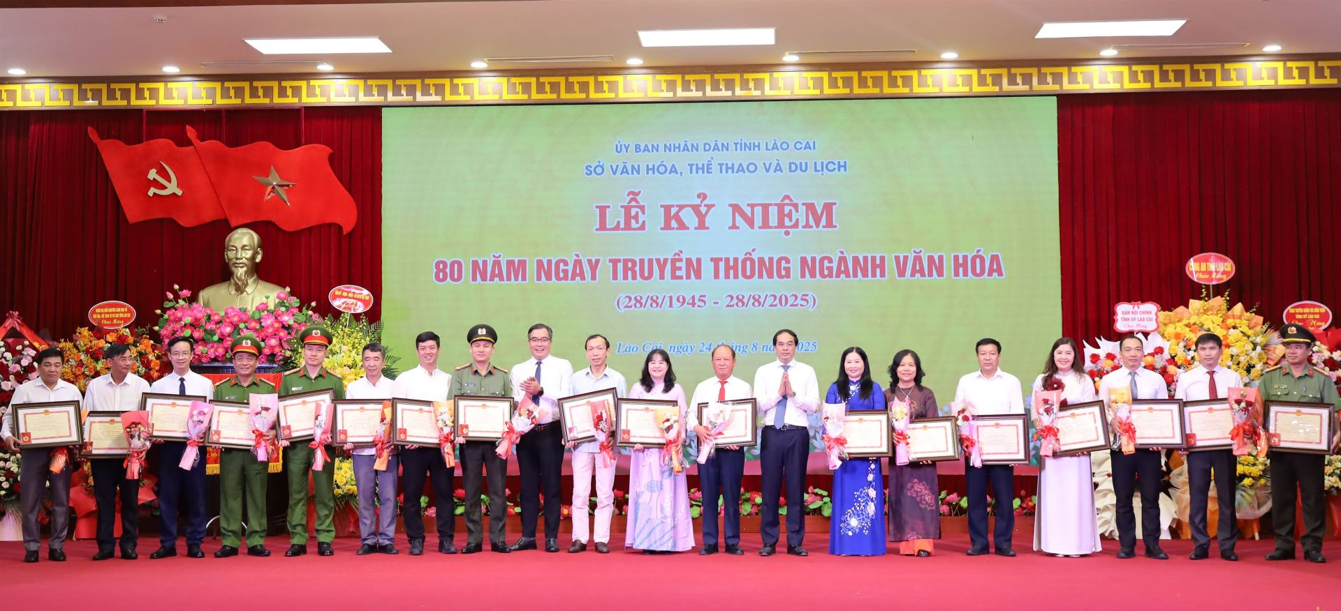 Trao tặng Kỷ niệm chương Vì sự nghiệp Văn hoá, thể thao và Du lịch