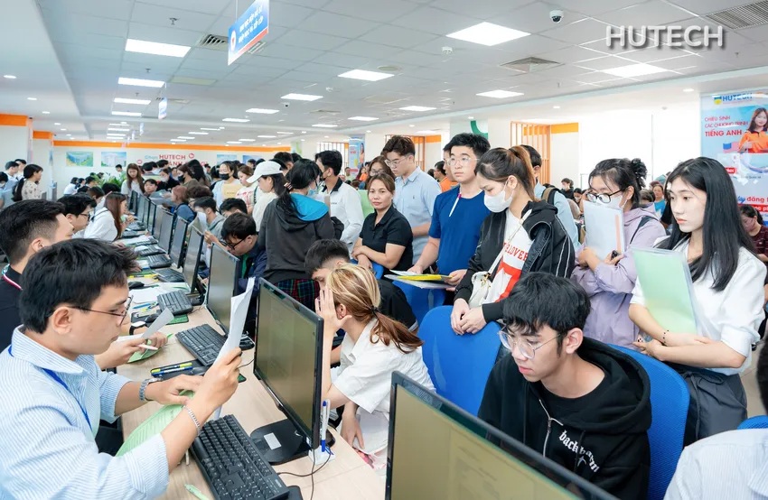 Thí sinh, phụ huynh đã sớm có mặt tại Trường ĐH Công nghệ TP. HCM để làm thủ tục xác nhận nhập học trực tiếp. (Ảnh: NT)