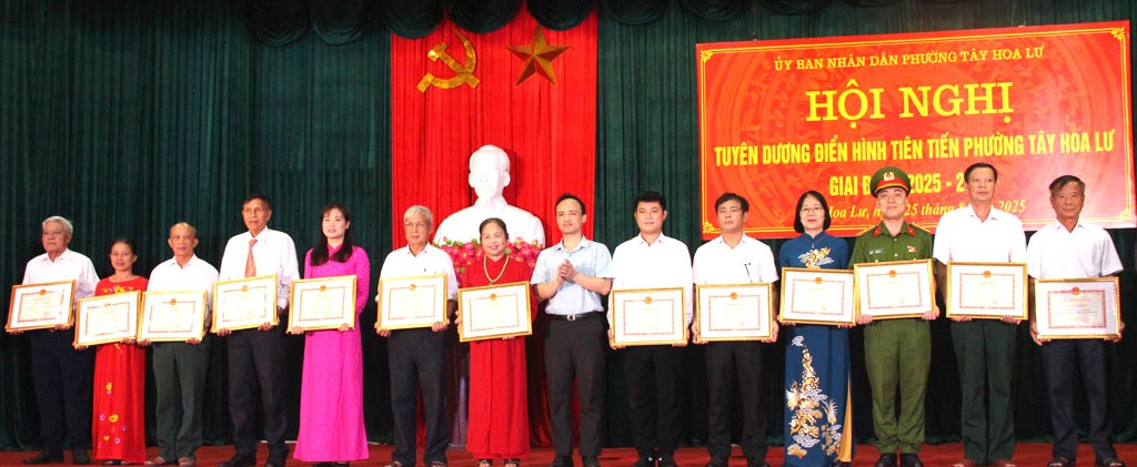 Lãnh đạo phường Tây Hoa Lư trao thưởng cho các tập thể có thành tích xuất sắc trong phong trào thi đua yêu nước giao đoạn 2020 - 2025.