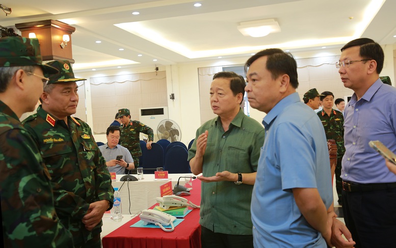 Phó Thủ tướng trao đổi trực tiếp sau cuộc họp - Ảnh: VGP/Minh Khôi